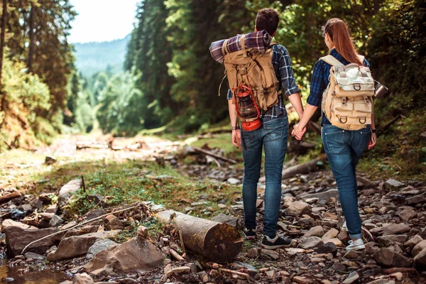 A couple hikers Hiking — Stock Photo, Image