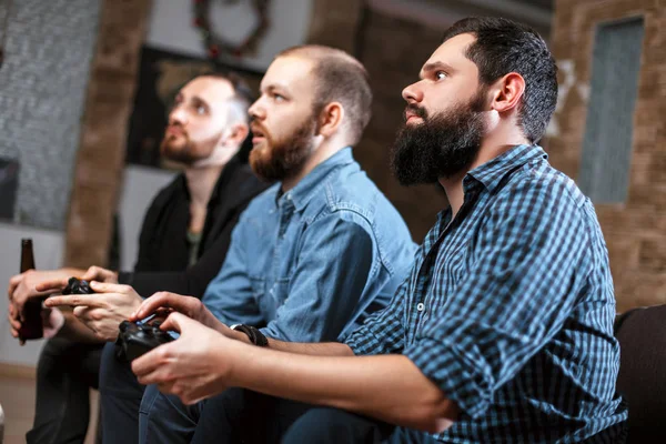 Homens com barba sentados no sofá em casa — Fotografia de Stock