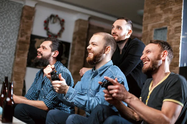 Evde kanepede oturmuş sakallı erkekler — Stok fotoğraf