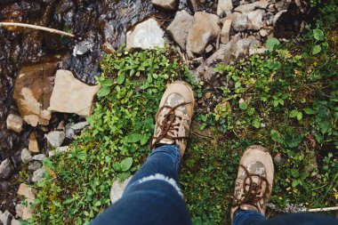 Uzun yürüyüşe çıkan kimse açık havada geçerken nehir creek yürüyüş ayakkabıları hiking. Kadın ve erkek doğada yürüyüş zammını üzerinde. Yürüyüş ayakkabıları yakın çekim.