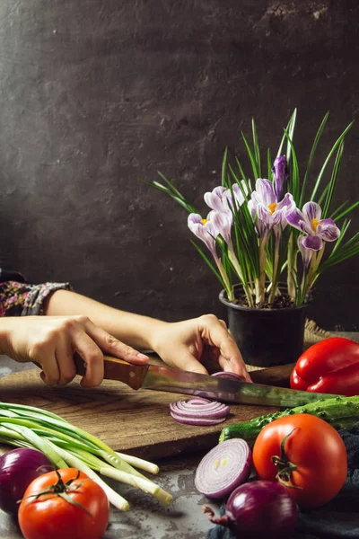 Jovem cozinhando na cozinha comida saudável, salada de legumes. Segurando uma faca e cortando legumes em uma tábua de corte. Estilo de vida saudável cozinhar em casa . — Fotografia de Stock