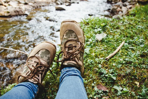Hiking schoenen op wandelaar buiten wandelen kruising rivier creek. Vrouw en mannen op wandeling wandelen in de natuur. Close up van wandelschoenen. — Stockfoto