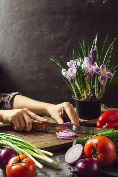 Jovem cozinhando na cozinha comida saudável, salada de legumes. Segurando uma faca e cortando legumes em uma tábua de corte. Estilo de vida saudável cozinhar em casa . — Fotografia de Stock