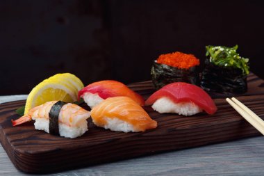 Taze Sushi somon, karides ve ton balığı ile ayarlayın. Geleneksel Japon mutfağı.