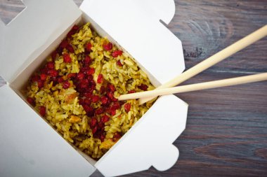 Tavuk ve baharatlı baharatlar ile Hint tarzı pirinç