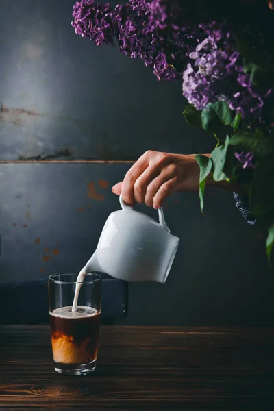 बारिस्टा गर्ल हात बंद-अप, कॉफीच्या एका ग्लासमध्ये दूध ओतण्यासाठी योग्य कॅपुचिनो तयार करणे. चवदार सुगंध कॉफी संकल्पना — स्टॉक फोटो, इमेज