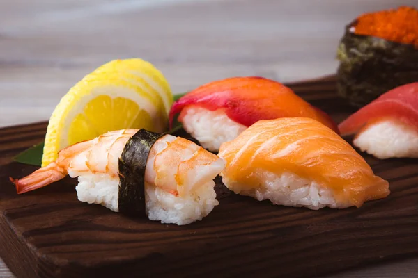 Свіжі суші набір з лососем, креветки і тунець. Традиційної японської кухні. — стокове фото