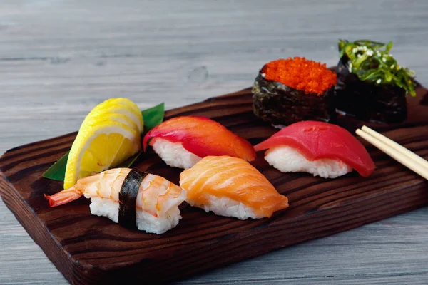 Sushi fresco com salmão, camarão e atum. Cozinha tradicional japonesa . — Fotografia de Stock