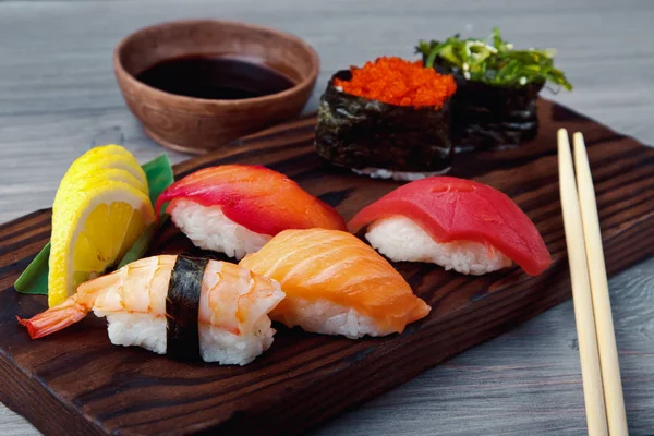 Sushi frais avec saumon, crevettes et thon. Cuisine traditionnelle japonaise . Images De Stock Libres De Droits