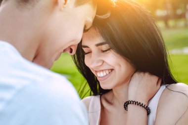 Romantik bir tarih boyunca güzel genç Çift