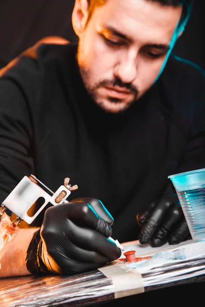 Uma pintura especial para fazer a tatuagem. Preparação do mestre tatuador para trabalhar — Fotografia de Stock