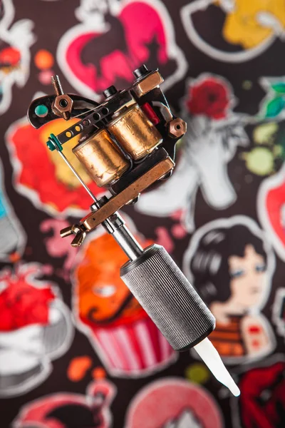 Beautiful colored designs for tattoos and induction tattoo machine. — Stock Photo, Image