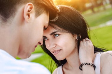 Romantik bir tarih boyunca güzel genç Çift