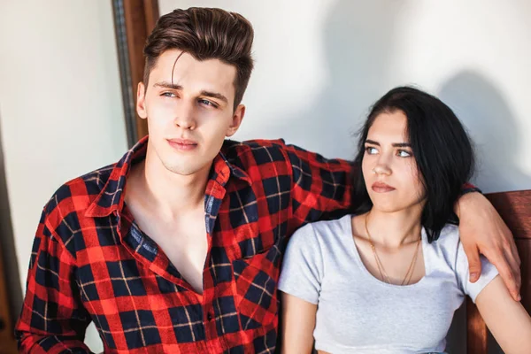 Belo casal jovem durante um encontro romântico — Fotografia de Stock