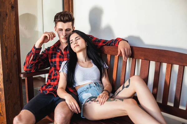 Belo casal jovem durante um encontro romântico — Fotografia de Stock