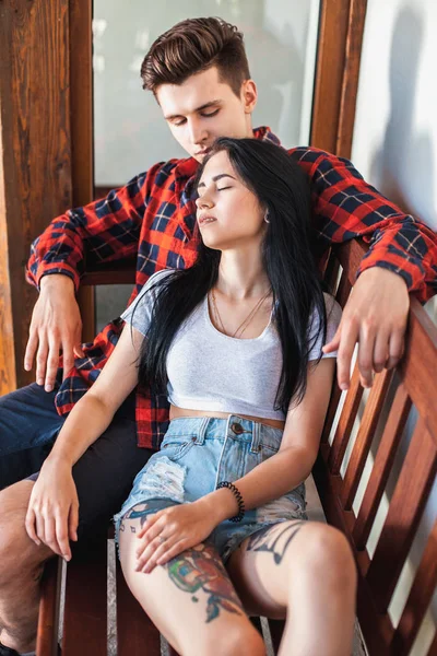 Belo casal jovem durante um encontro romântico — Fotografia de Stock