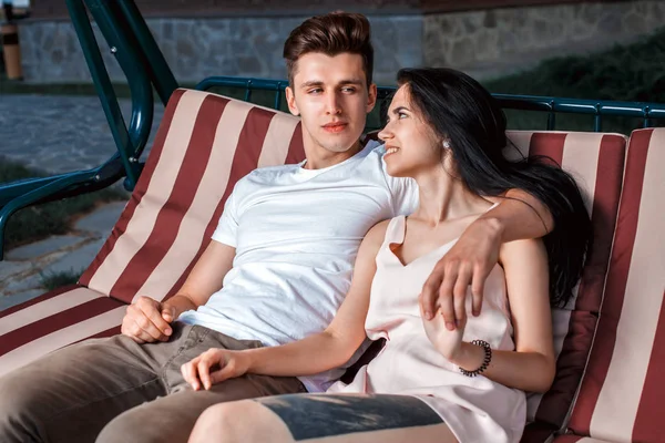 Belo casal jovem durante um encontro romântico — Fotografia de Stock