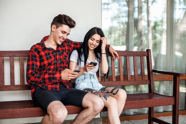 Belo casal jovem durante um encontro romântico — Fotografia de Stock