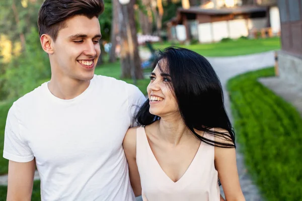 Bella giovane coppia durante un appuntamento romantico — Foto Stock