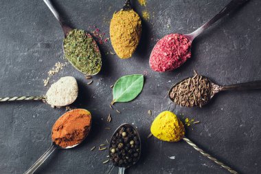 İçinde karanlık bir arka plan üzerinde varlıklı bir güzel renkli baharatlar. Yemek, sağlıklı gıda kavramı