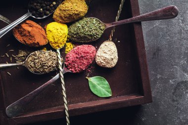 İçinde karanlık bir arka plan üzerinde varlıklı bir güzel renkli baharatlar. Yemek, sağlıklı gıda kavramı