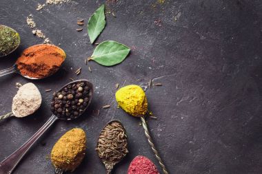 İçinde karanlık bir arka plan üzerinde varlıklı bir güzel renkli baharatlar. Yemek, sağlıklı gıda kavramı