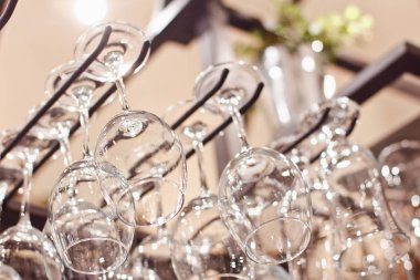 Çubuğun üzerinde asılı temiz ayaklı büyük kadehler