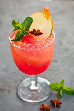 Çilek ile siyah arka plan üzerine güzel meyve kokteyli