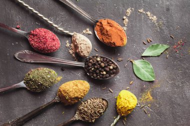 İçinde karanlık bir arka plan üzerinde varlıklı bir güzel renkli baharatlar. Yemek, sağlıklı gıda kavramı