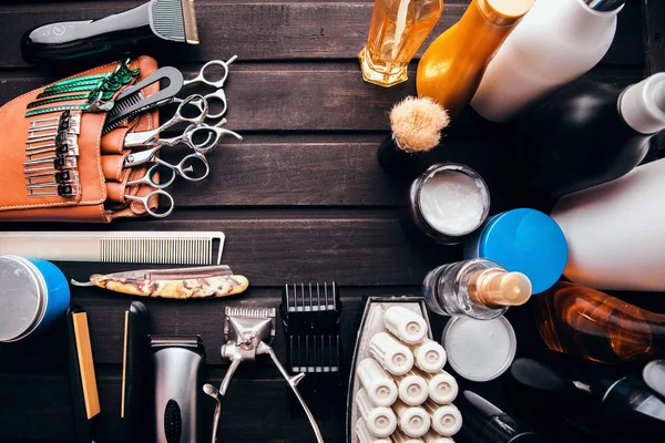 Schöne professionelle Werkzeuge professionelle Friseur-Kits, Scheren, ein scharfes Rasiermesser, mechanische und elektronische Haarschneidemaschinen, Lockenwickler, Clips. Vintage stilvollen Hintergrund für Schönheitssalon mit freiem Platz — Stockfoto