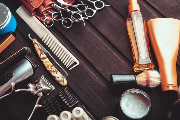 Piękny profesjonalne narzędzia profesjonalne zestawy Barber, nożyczki, ostry jak brzytwa, mechaniczne i elektroniczne maszynki do strzyżenia, lokówki, klipy. Stylowy tło dla piękności z wolnego miejsca — Zdjęcie stockowe