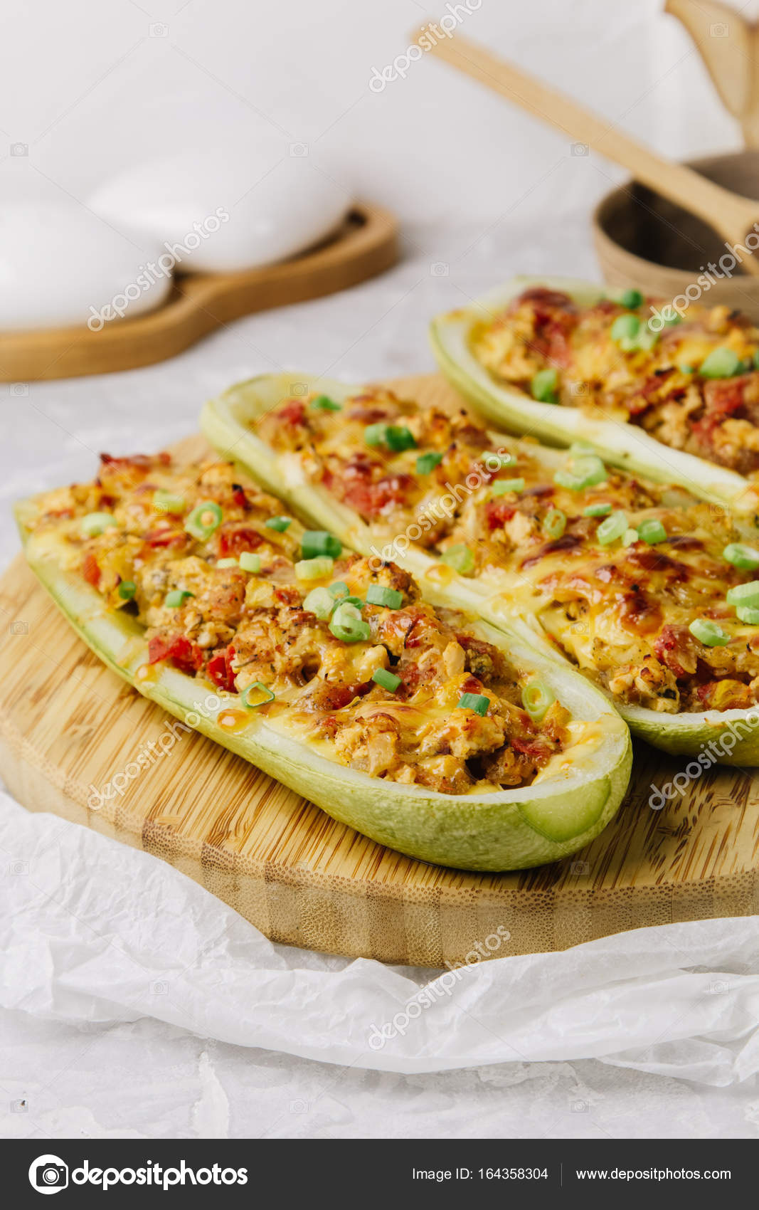 Gefüllte Zucchini mit Hühnchen, Tomaten und Zwiebeln mit Käsekruste ...