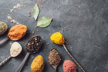 İçinde karanlık bir arka plan üzerinde varlıklı bir güzel renkli baharatlar. Yemek, sağlıklı gıda kavramı