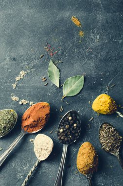 İçinde karanlık bir arka plan üzerinde varlıklı bir güzel renkli baharatlar. Yemek, sağlıklı gıda kavramı