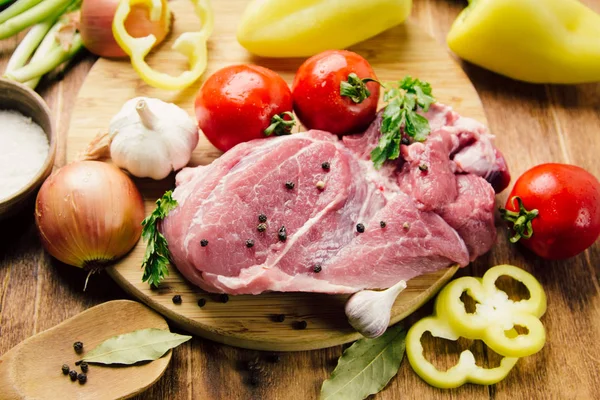 Ahşap doğrama tahtası üzerinde çiğ et