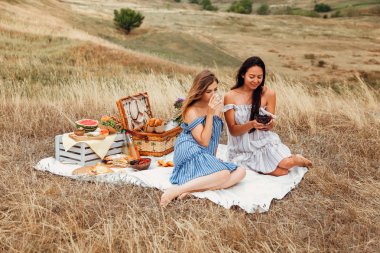 genç kız kız üzerinde piknik