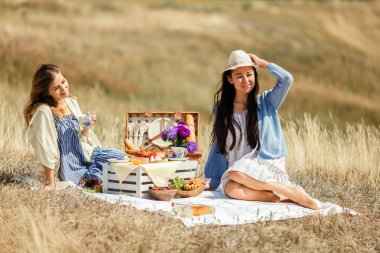 genç kız kız üzerinde piknik