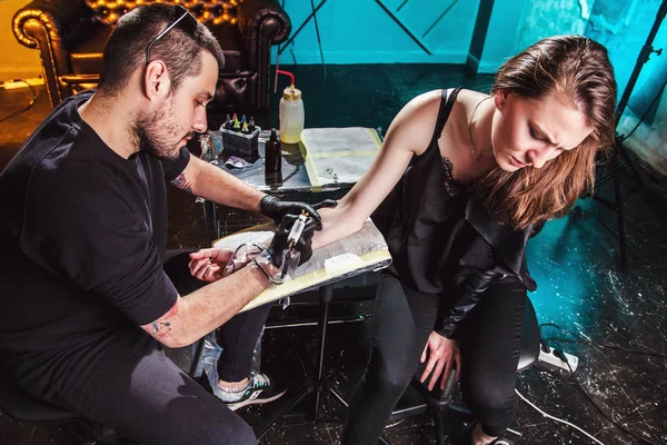 Mestre tatuador faz uma tatuagem — Fotografia de Stock