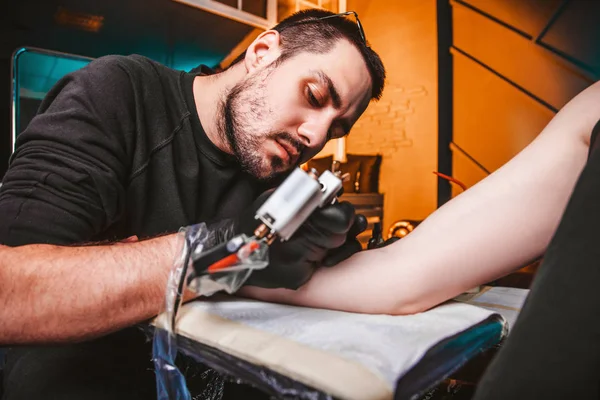 Artysta przygotowuje narzędzia do tatuażu — Zdjęcie stockowe