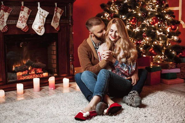 Pareja de amantes descansando junto a la chimenea — Foto de Stock