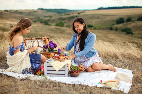 Mladých dívek kamarádky na piknik — Stock fotografie