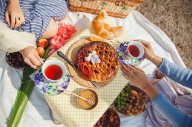 genç kız kız üzerinde piknik