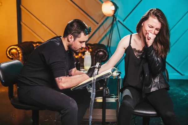 Ana dövmeci dövme yapar 