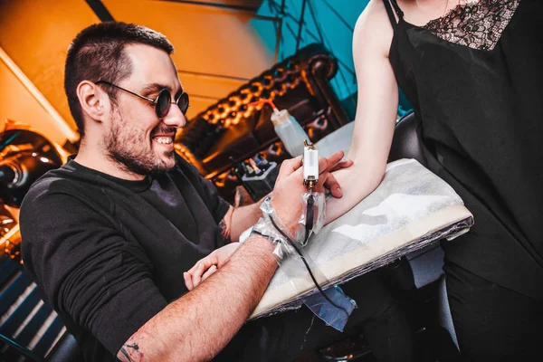 Ana dövmeci dövme yapar 