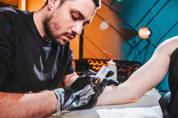 Mestre tatuador faz uma tatuagem — Fotografia de Stock