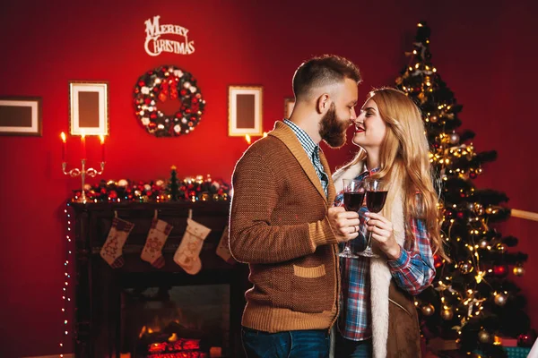 Çift holding kadeh şarap