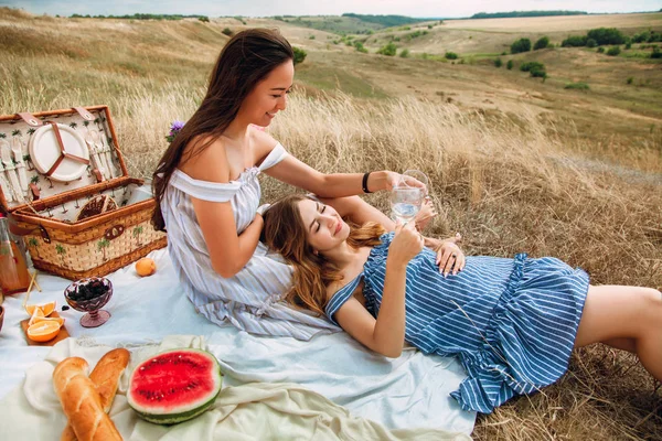 genç kız kız üzerinde piknik