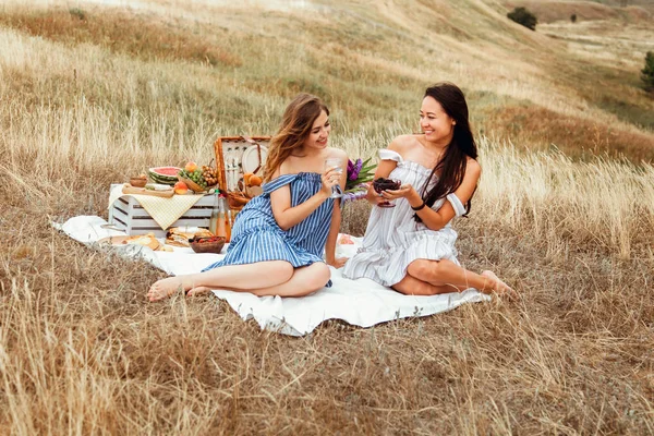 genç kız kız üzerinde piknik