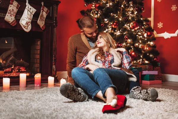 Amantes descansando junto a la chimenea — Foto de Stock