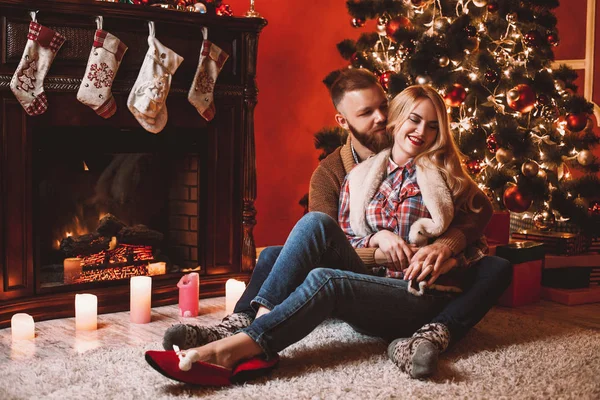 Amantes descansando junto a la chimenea — Foto de Stock